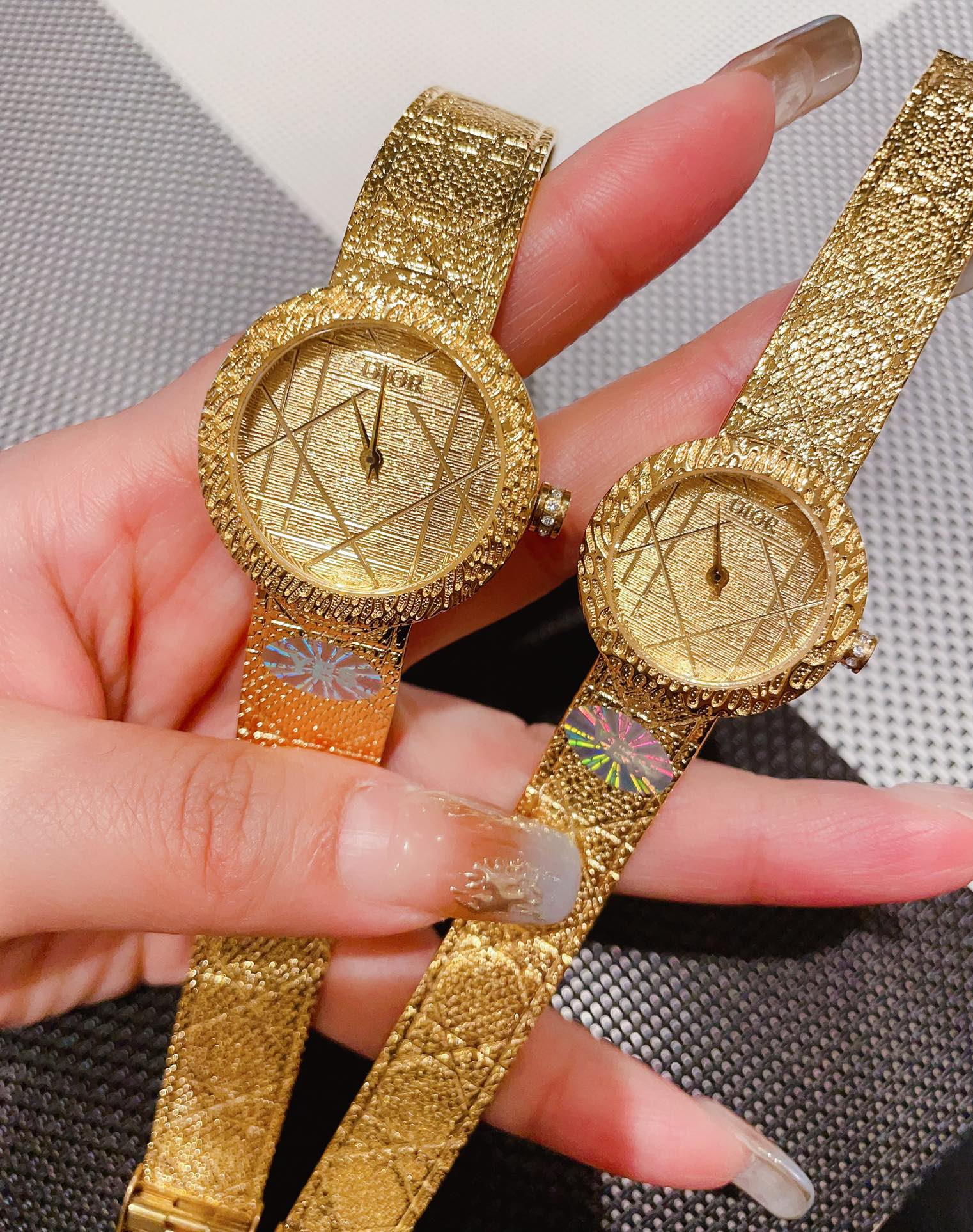 240 ?? ?? Jin Bai with DIOR LA D MY DIOR CD04111X1248 / CD04115X1251 series wrist watch. The elegant arc design, paired with two neat hands, makes it one of Dior's signature pieces with its minimalist style. With the classic tartan pattern, it tells the b