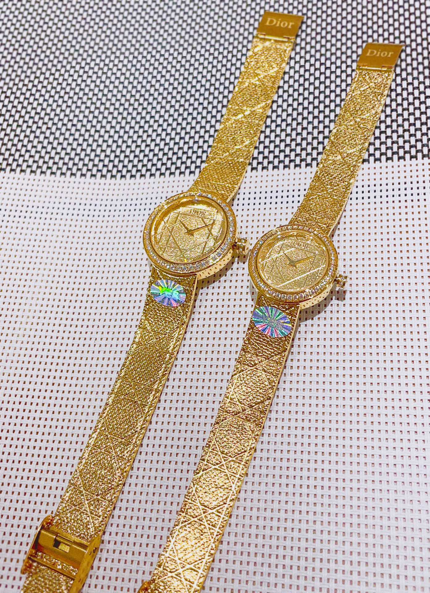 ?? 240 gold and white are in ??
DIOR LA D MY DIOR CD04111X1248 / CD04115X1251 series wrist watch. The elegant arc design, paired with two neat hands, has become one of Dior's signature pieces with its minimalist style. With the classic tartan pattern, it 