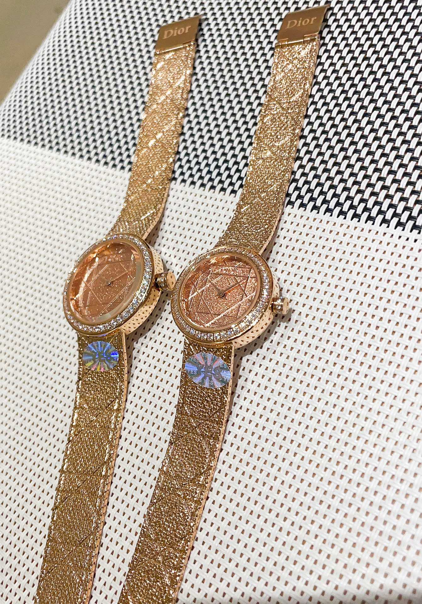 ?? 240 gold and white are the same ??
DIOR LA D MY DIOR CD04111X1248 / CD04115X1251 series wrist watch. The elegant arc design, paired with two neat hands, has become one of Dior's signature pieces with its minimalist style. With the classic tartan patter