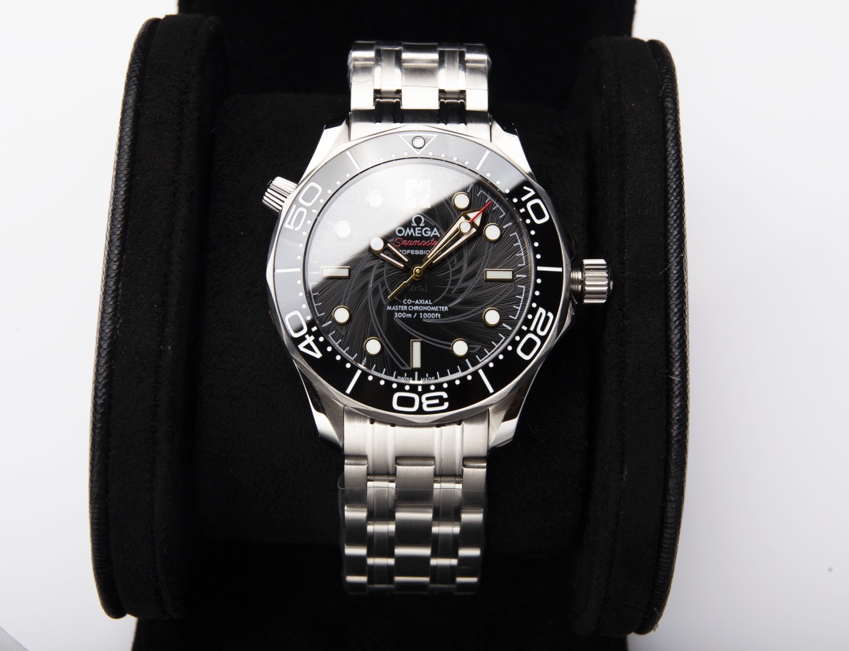 White steel 650.. Gold ?20. Tape ?20.
?? Strongly recommend the latest S factory Seamaster 007 First Anniversary series 300 meters diving watch exclusive quality across the web.
[Movement] Equipped with ?? 's new Japanese original imported Citizen automat