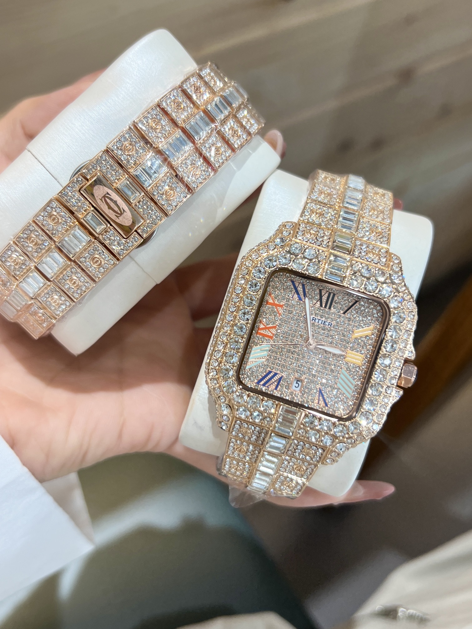 105 Full of diamonds rose gold
Brand: Cartier, fine skeletonized watch, classic three-hand skeletonized dial, noble and grand, fashion recommendation, bestseller throughout the city. Top-quality solid strap with double snap fasteners, mineral super mirror