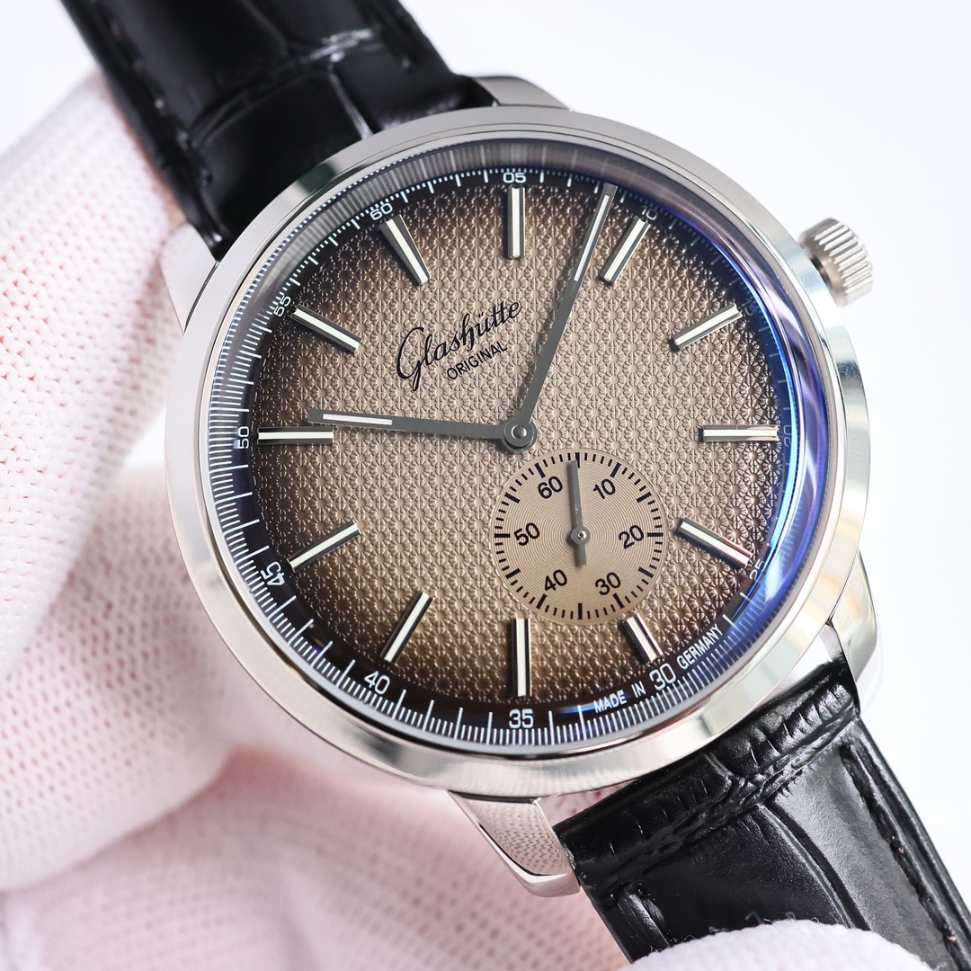 TW white case 1450 Gold case 1500 diamonds ?50
TW market's top edition Glashutte original retro collection ???R69 is coming strong! For the first time, a watch with a separate 6-digit small seconds dial! Here are some of the highlights:
1? Watch 42MM in d