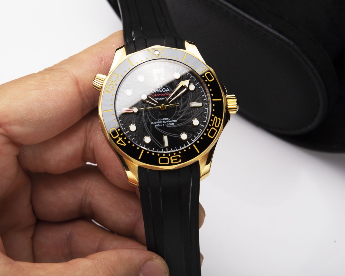 White shell 630. Gold ?20. Steel band ?20.
?? Strongly recommend the latest S factory Seamaster 007 First Anniversary series 300 meters diving watch exclusive quality across the web.
[Movement] Equipped with ?? 's new Japanese original imported Citizen au