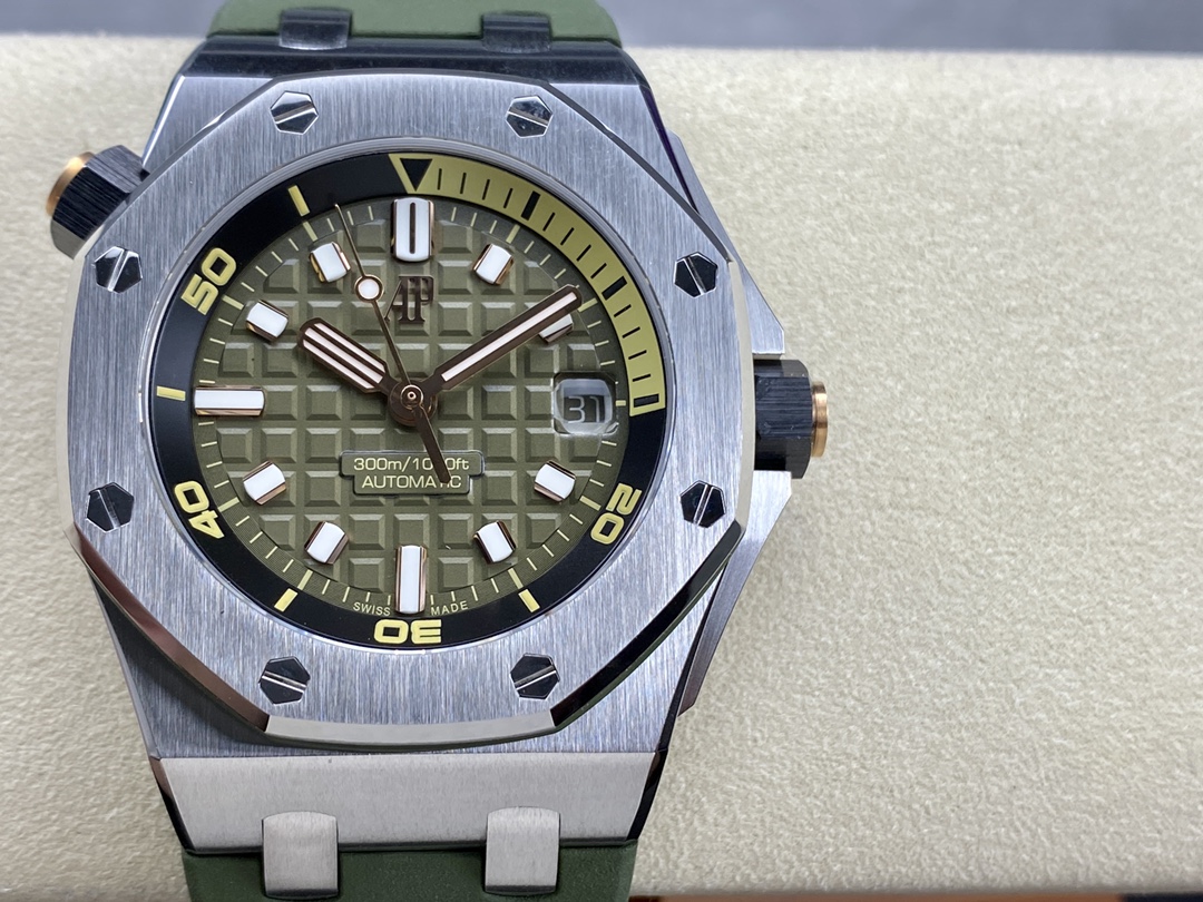 ZF's meticulous craftsmanship focuses on the Audemars Piguet diving watch - the new Audemars Piguet 15720! The watch measures 42mm x 14.2mm with a stainless steel case, paired with anti-glare treated sapphire crystal glass and caseback, black ceramic scre