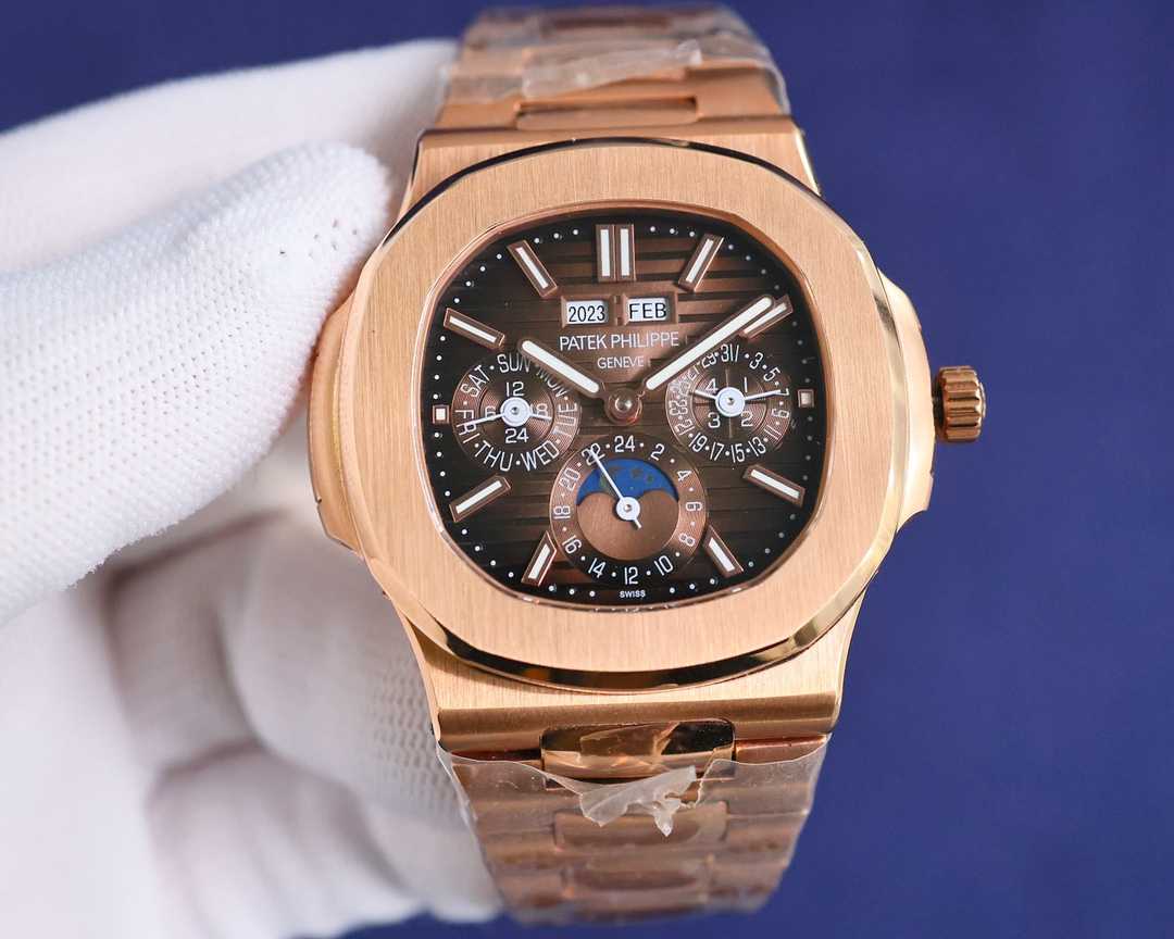 Classic is coming:
Patek Philippe 5740/1G-001- The super-complex multi-functional Nautilus makes its debut, the first Nautilus complex watch ever launched, a casual sports watch crafted with super-complex craftsmanship.
1 ? Small size, big power: 40MM has