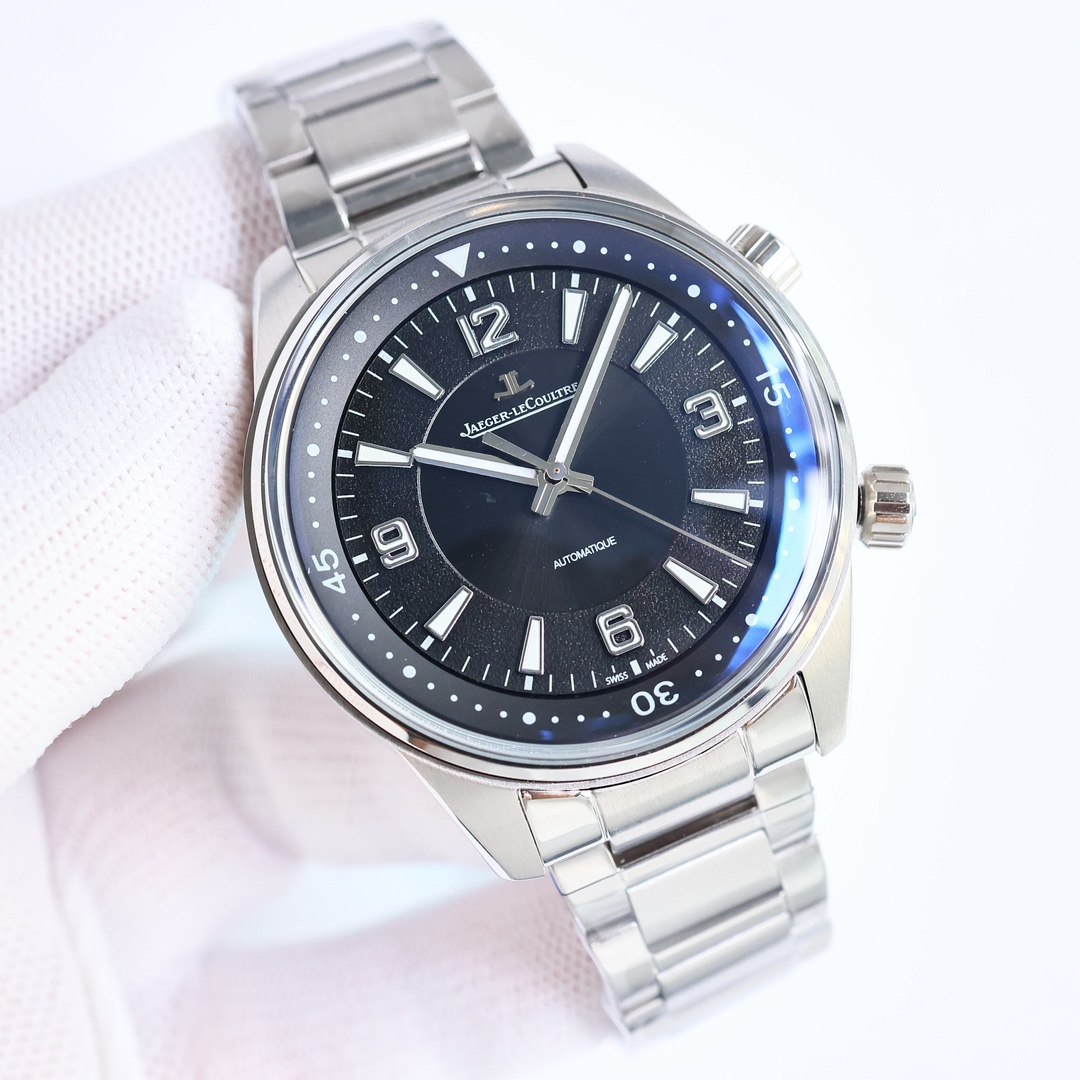 SJ release 1550
BLS: Jaeger-lecoultre JL collection ??RW2 with a highly modern double handlebar design, paired with sleek lines that are elegant yet sporty. Deep and elegant, yet extraordinary. [Case] 41X13.1mm The classic and stylish case is hand-polishe