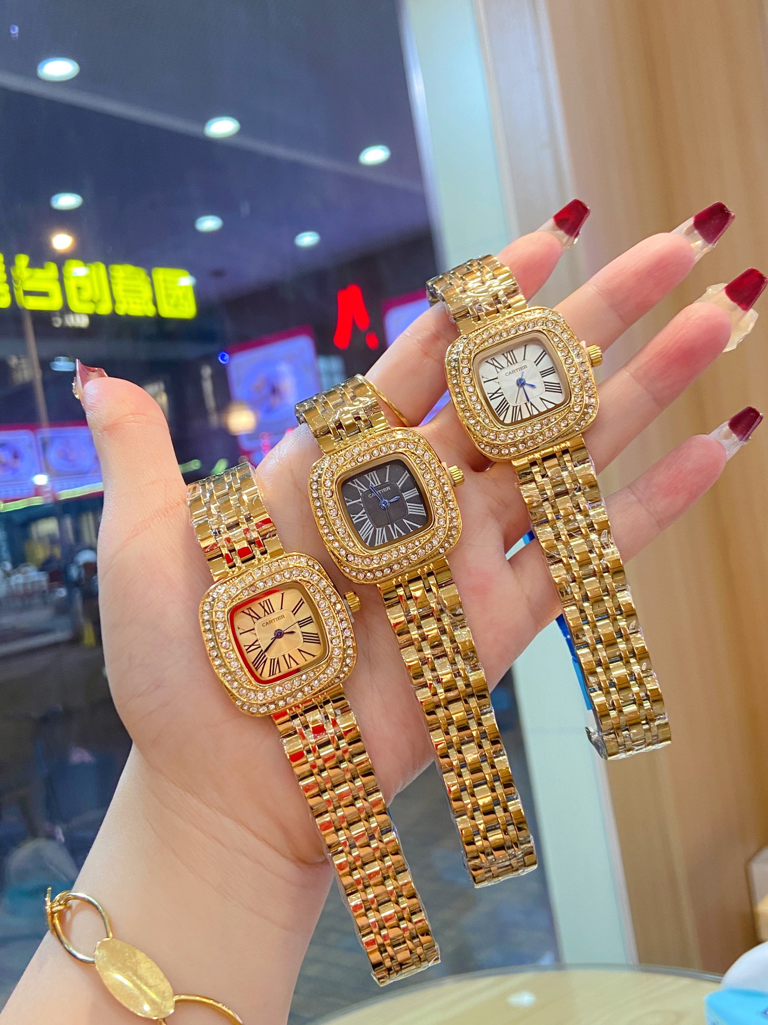 ??110 Ballon Bleu de Cartier Cartier Ballon Bleu Luxury Collection, versatile 33mm, simple yet tasteful, discarding the elaborate and flamboyant embellishments that are popular in modern times, reinterpreting beauty with simplicity, creating exclusive hig