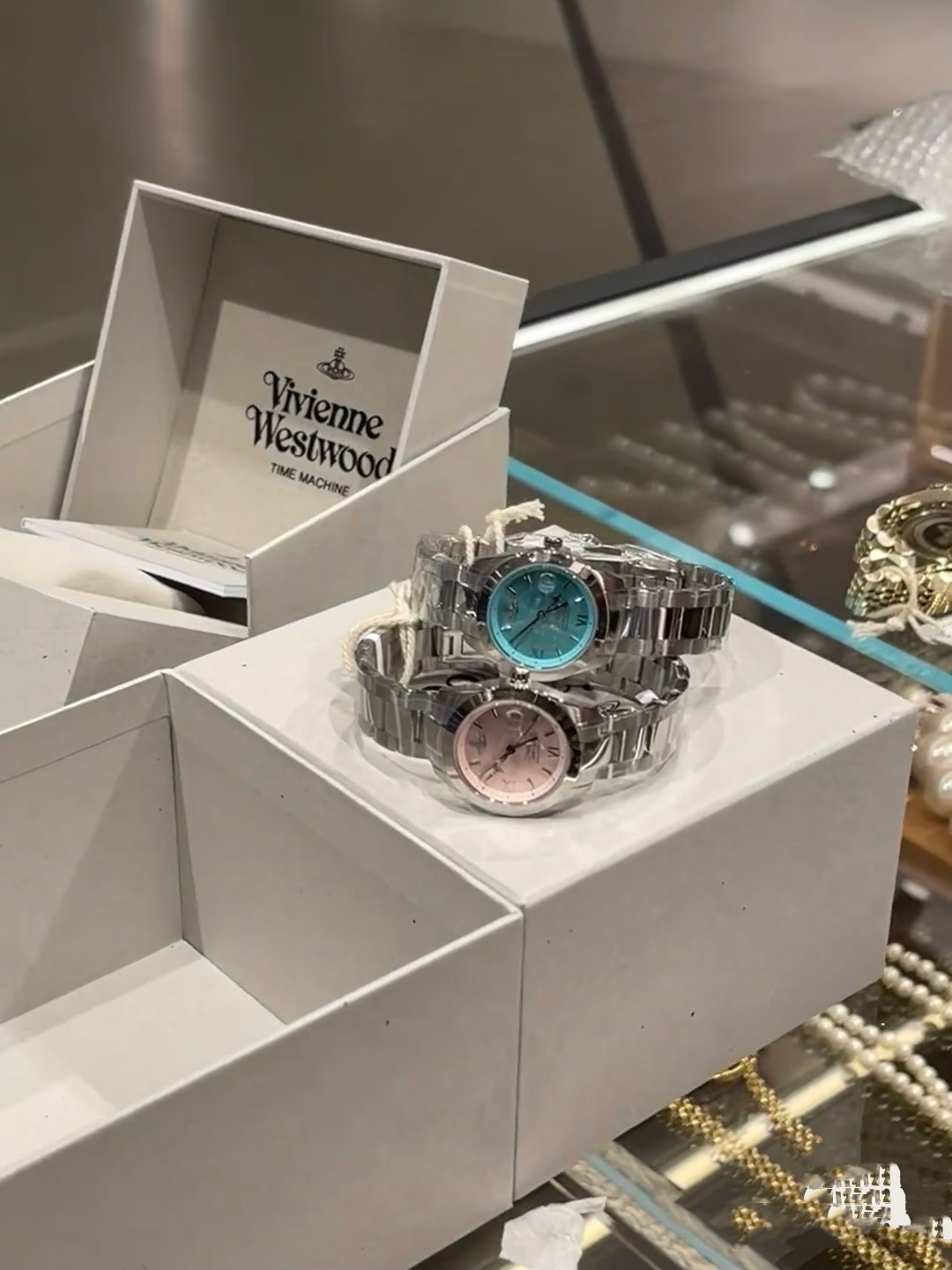 110 viviennewestwood Vivienne Westwood watch, stainless steel quartz women 's watch, classic sunray pattern, silver dial with fine texture, dial with Roman scale relief Saturn logo at 12 o 'clock, outer diameter 28MM