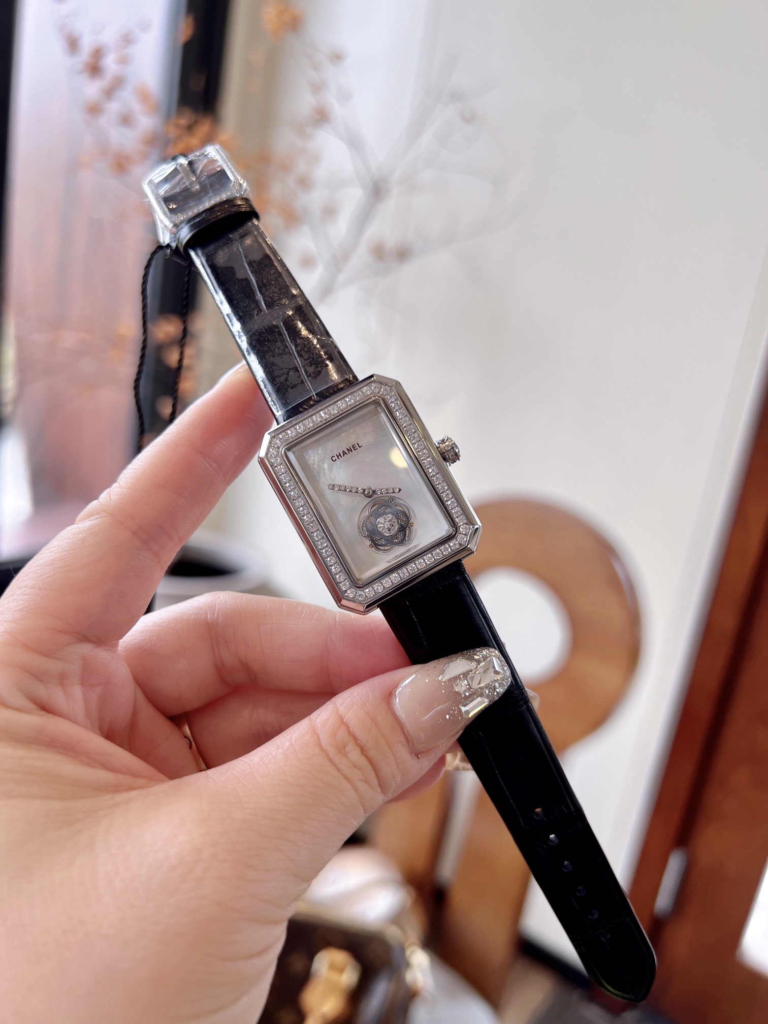 ???? Round diamonds 450 Square diamonds 500 Crocodile leather ?200??
Alligator leather series quick-release strap! CHANEL PREMIERE Floating Tourbillon collection watch. It is fully integrated with design elements, with sharp edges, a simple design, and po