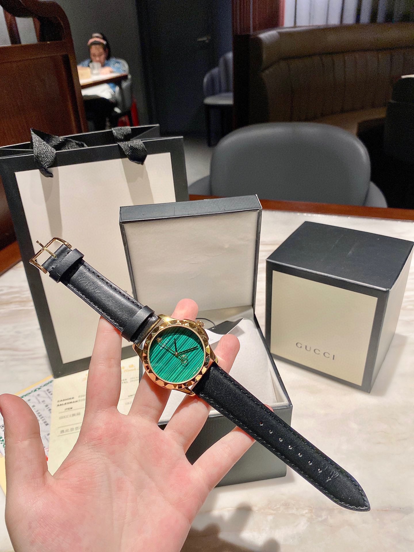 P260
Gucci's Little Bee belt style brings you the freshness of summer. Here comes the new 38mm, anti-glare leather dial, move on, creating a three-dimensional hologram effect that will make you fall in love at first sight and keep your eyes fixed. The sur
