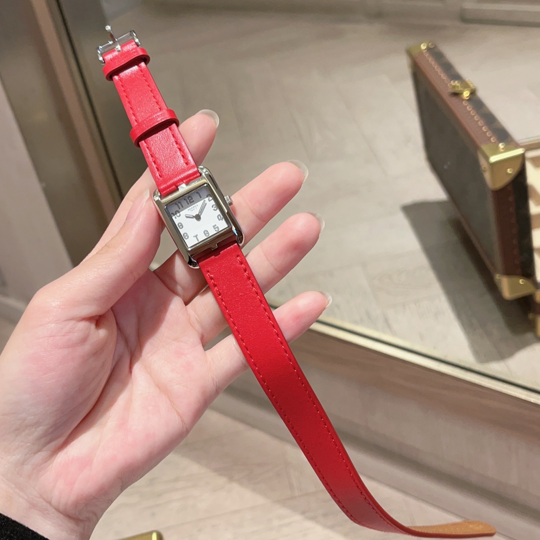 ?? White light 300
Hermes' HEURE H 'collection, the most classic H case, hand-polished, really has no resistance to this square dial watch. 316 stainless steel case, finely polished "H" shape lines, smooth and elegant design, highlighting temperament, int