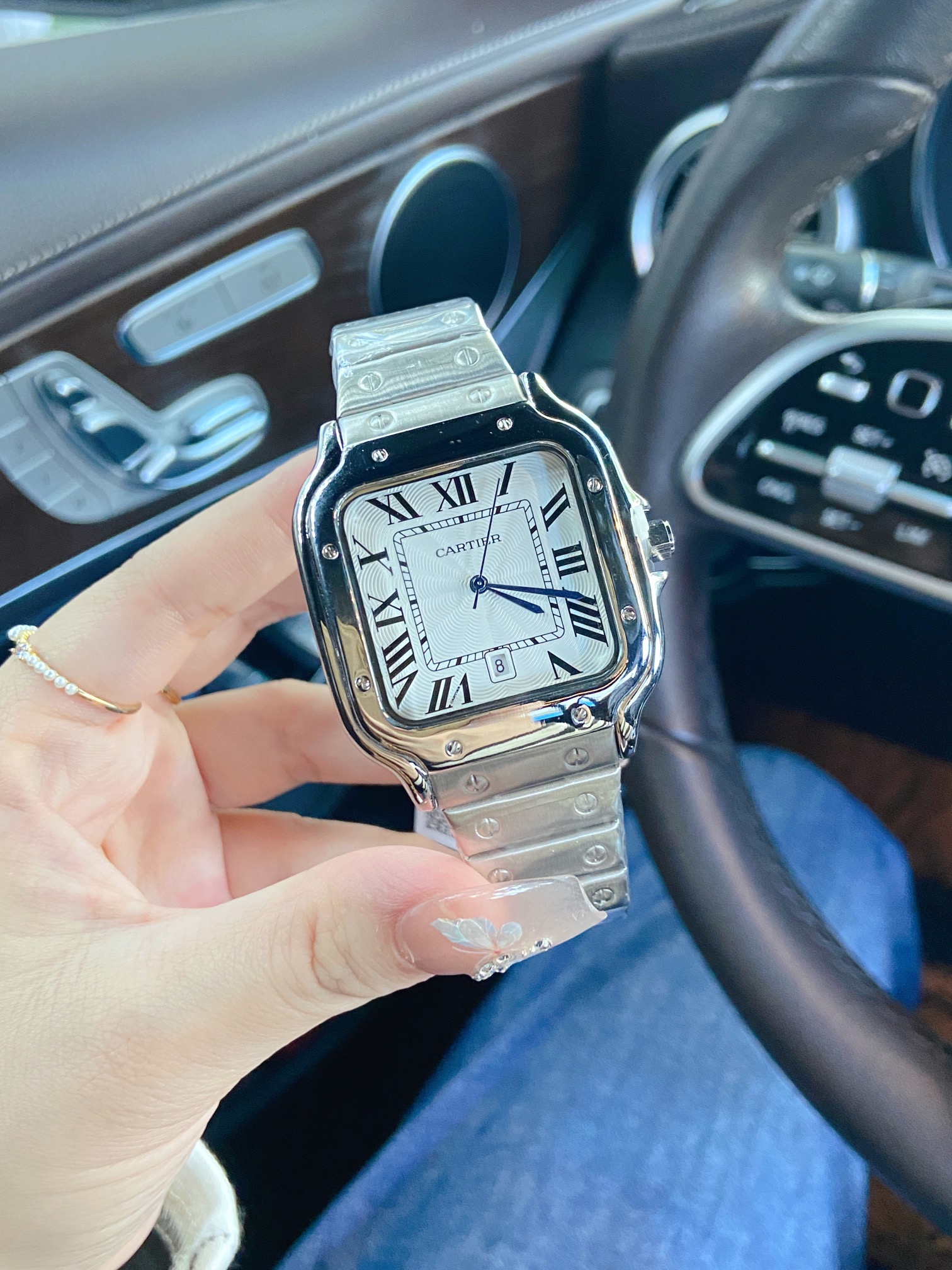 The 110 Cartier Sandoz Quartz collection Men's 100th Anniversary Edition is now available. The size is 51X41.3mm. Every detail is in the unique French design style without losing the classic style. It's a must-have or collectible for men. Butterfly clasp 