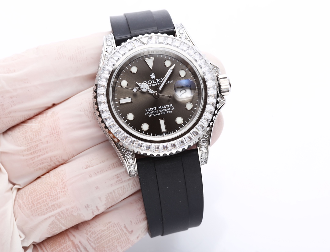 P: 1600
???? Rolex Global limited Edition gemstone Yacht-Master, aesthetically postponed the limits, in this watch you can combine your love for jewelry and Swiss watches. The bezel, case and clasp are all set with Swarovski diamonds! A walking work of ar