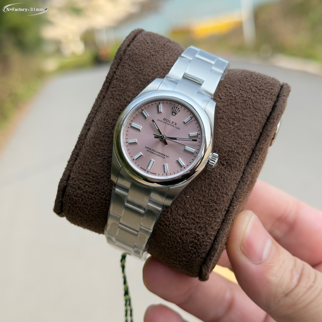 1350
N+ New factory
Rolex Oyster Perpetual 31m series,
1. Paired with the 2232 movement, in sync with the original without extra calendar positions, stable and reliable quality,
2. The same size as the original 31m/11m,
3. Polished lettering, top-grade Sw