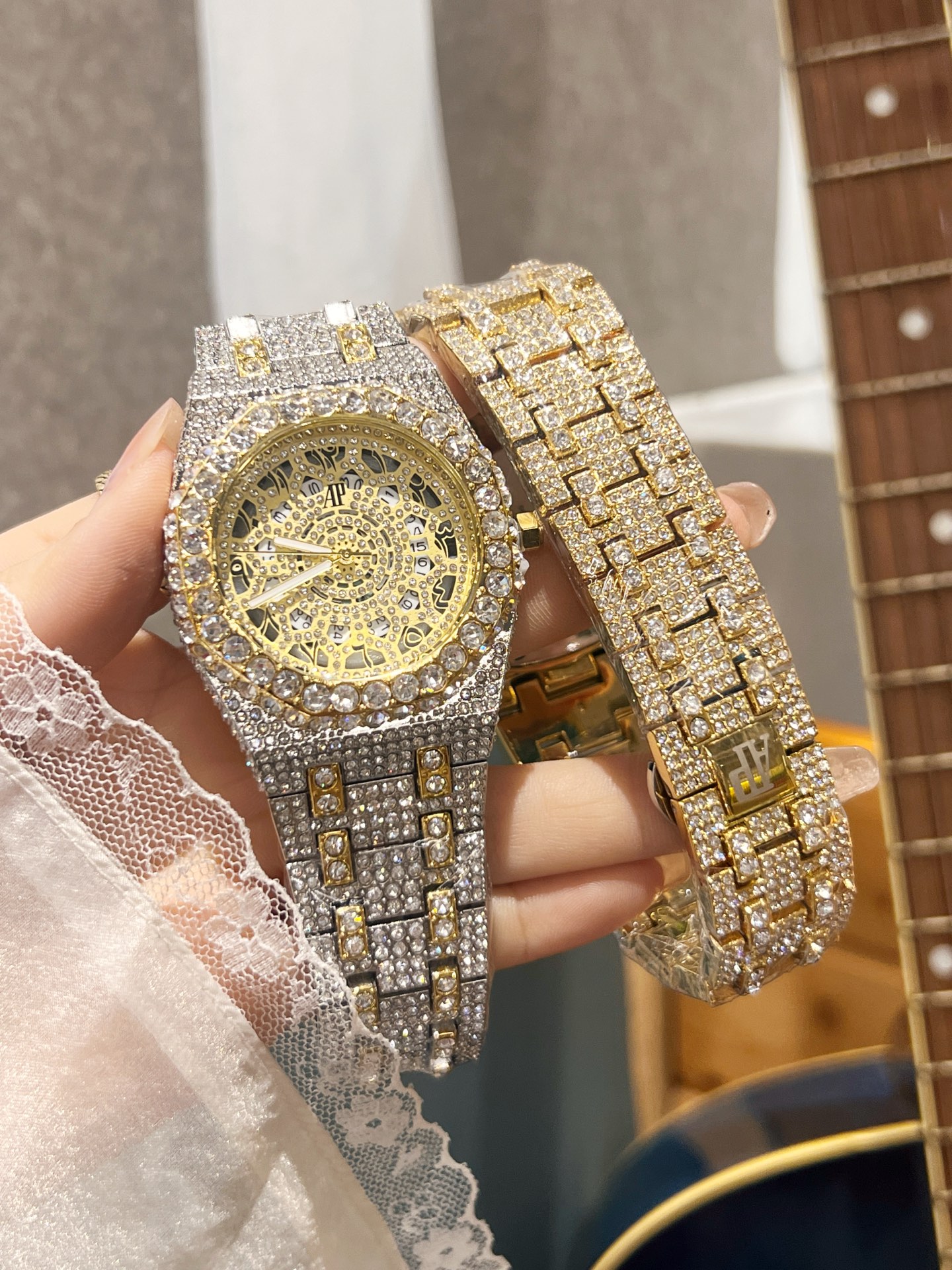 110 New gold case full of diamonds
Audemars Piguet AP fine men watch, exquisite craftsmanship, DATE ?????? ingenious design, noble grandeur, royal style. With imported quartz movement, ???? mineral super strong mirror, dimensions: 40mm, 10m