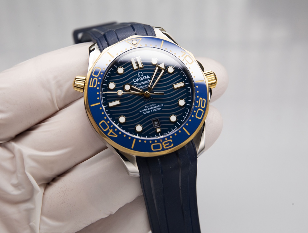 - White shell 710. Gold ?20. Steel band ?20.
?? Highly recommended S factory Seamaster 300M diving watch exclusive deck quality on the Internet.
[Movement] ?? New Japanese original imported Citizen automatic mechanical movement with the latest 8800 deck, 