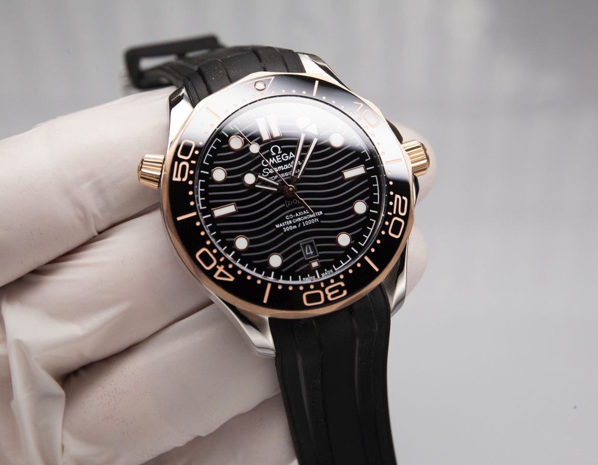 - White shell 710. Gold ?20. Steel band ?20.
?? Highly recommended S factory Seamaster 300M diving watch exclusive deck quality on the Internet.
[Movement] ?? New Japanese original imported Citizen automatic mechanical movement with the latest 8800 deck, 