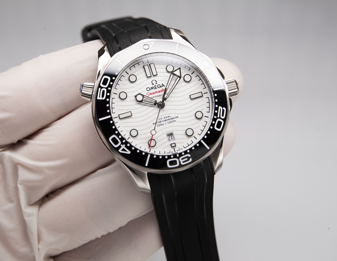 - White shell 710. Gold ?20. Steel band ?20.
?? Highly recommended S factory Seamaster 300M diving watch exclusive deck quality on the Internet.
[Movement] ?? New Japanese original imported Citizen automatic mechanical movement with the latest 8800 deck, 