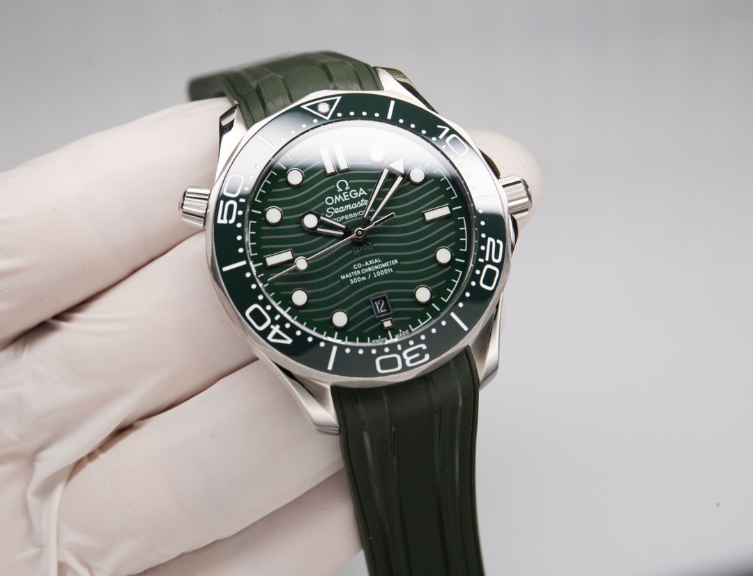 - White shell 710. Gold ?20. Steel band ?20.
?? Highly recommended S factory Seamaster 300M diving watch exclusive deck quality on the Internet.
[Movement] ?? New Japanese original imported Citizen automatic mechanical movement with the latest 8800 deck, 