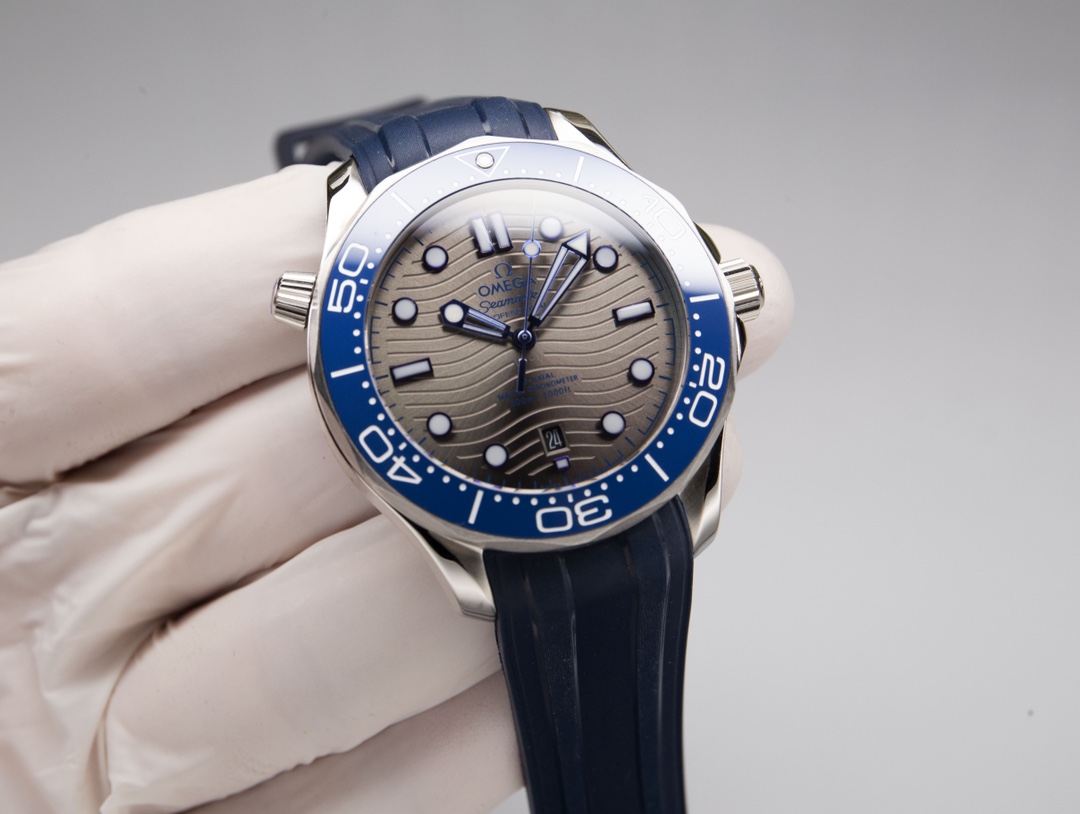 - White shell 710. Gold ?20. Steel band ?20.
?? Highly recommended S factory Seamaster 300M diving watch exclusive deck quality on the Internet.
[Movement] ?? New Japanese original imported Citizen automatic mechanical movement with the latest 8800 deck, 