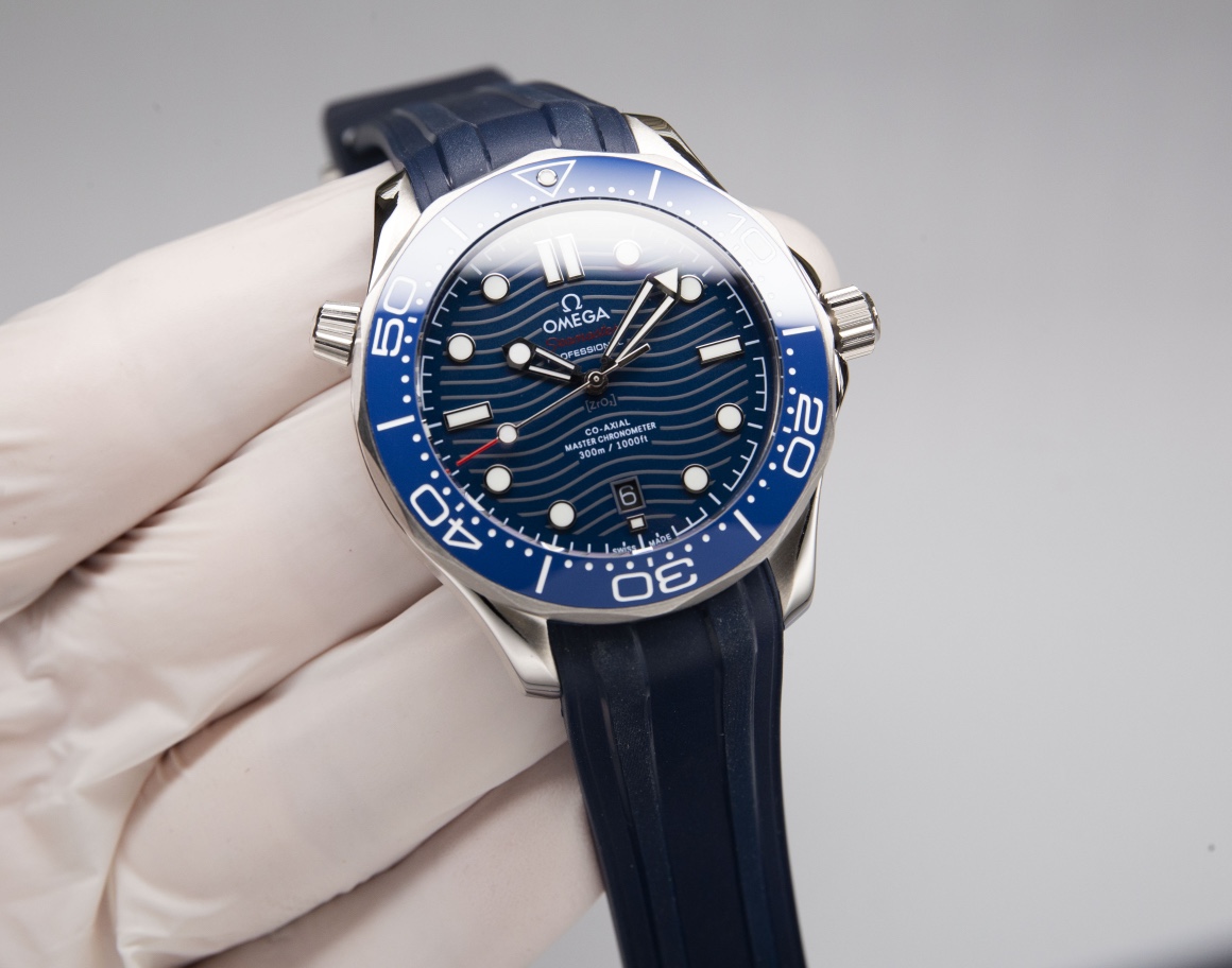 - White shell 710. Gold ?20. Steel band ?20.
?? Highly recommended S factory Seamaster 300M diving watch exclusive deck quality on the Internet.
[Movement] ?? New Japanese original imported Citizen automatic mechanical movement with the latest 8800 deck, 