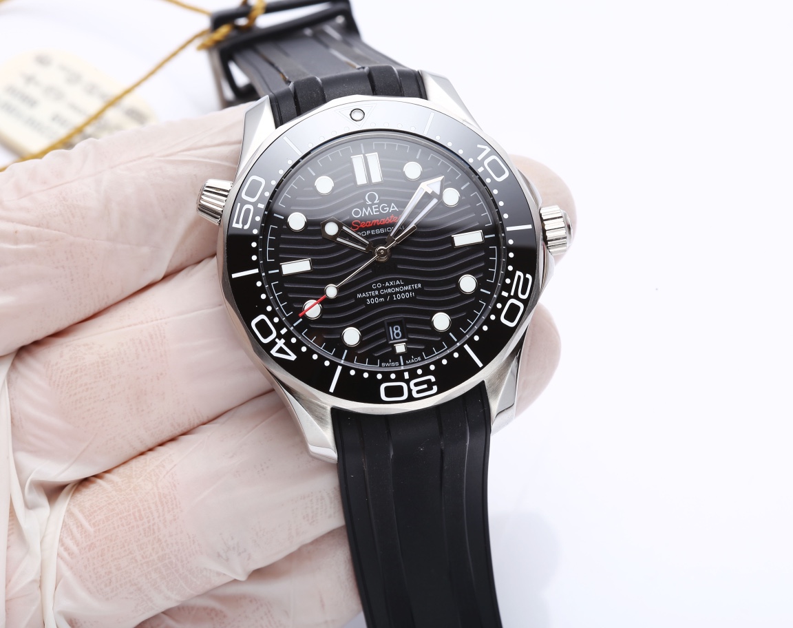 White 600. Gold ?20. Steel belt ?20.
OMEGA SEAMASTER 300m 300M Coaxial ?? Master Chronometer 42mm 42mm Diving watch, brushed steel case partially polished bezel black ceramic with white enamel diving scale words bezel The scale is not easy to wear or fade