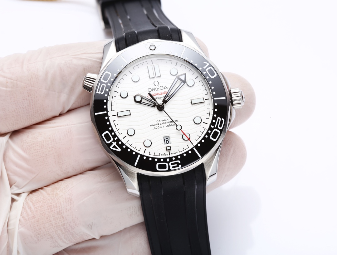 White 600. Gold ?20. Steel belt ?20.
OMEGA SEAMASTER 300m 300M Coaxial ?? Master Chronometer 42mm 42mm Diving watch, brushed steel case partially polished bezel black ceramic with white enamel diving scale words bezel The scale is not easy to wear or fade