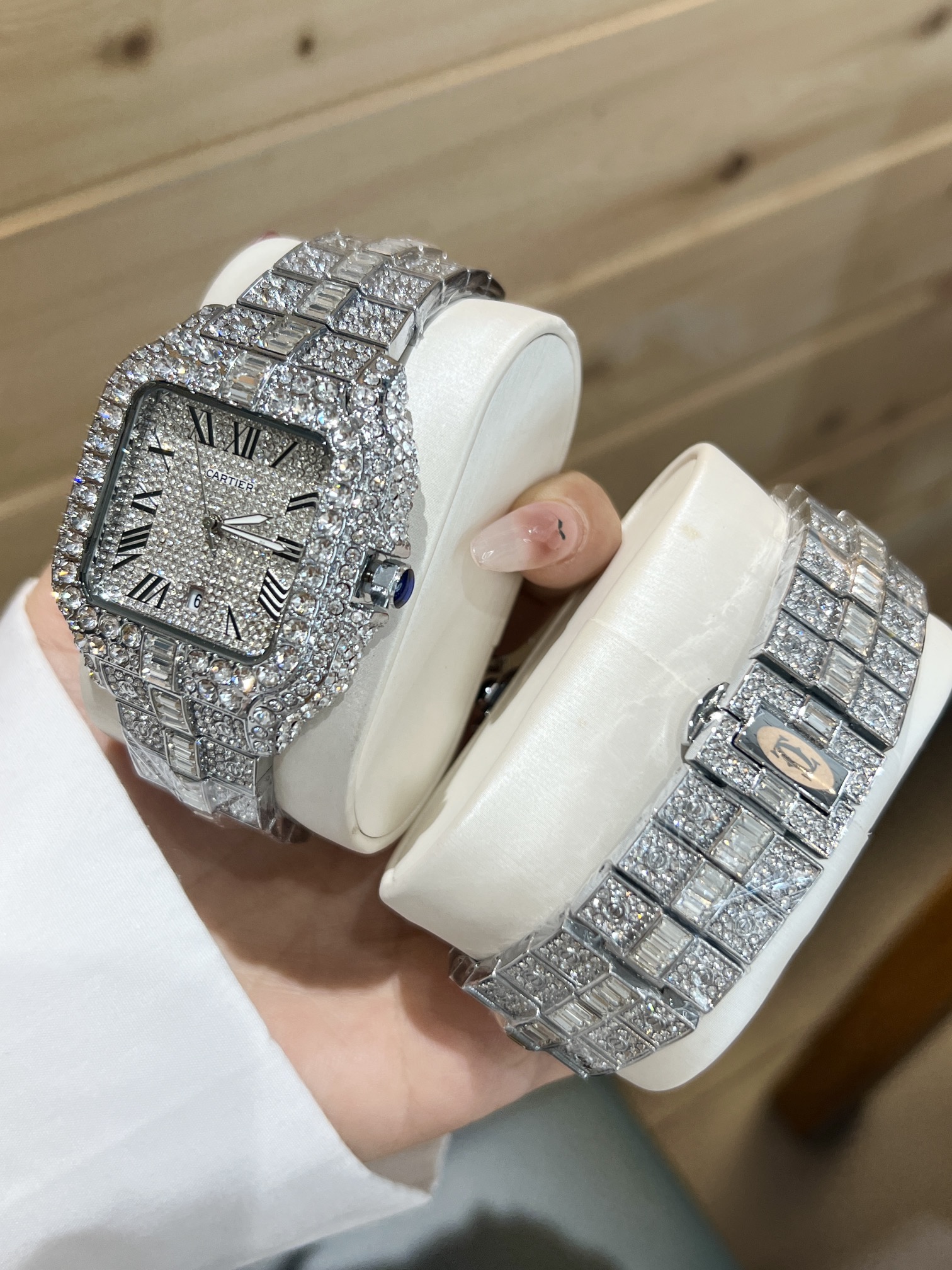 ?? 115
Brand: Cartier, fine skeletonized watch, classic three-hand skeletonized design dial, noble and grand, fashion recommendation, bestseller throughout the city. Top-quality solid strap with double snap fasteners, mineral super mirror, size 40*12