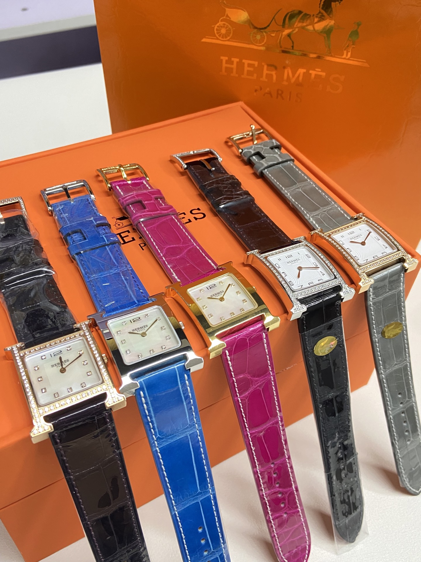 ?? White 600 and Stone 650. The white shell is as stylish as electroplating. Crocodile skin plus 200. Inlaid stone shell. Choose either a white light clasp or a stone clasp.
???? Hermes' HEURE H 'collection, the most classic H case, hand-polished, really 