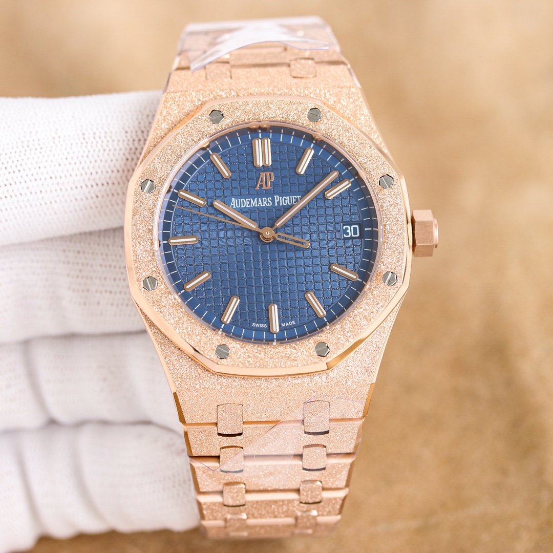 1900 gold +50
Audemars Piguet Royal Oak 15500V2, with the excess part of the movement deck removed to make it more hollowed-out -- reaching the pinnacle of steel watches -- powerfully defending the "Steel" king! [6 Subtleties]
1. Genuine disassembled mold