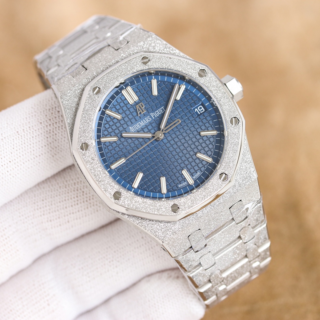 1900 gold +50
Audemars Piguet Royal Oak 15500V2, with the excess part of the movement deck removed to make it more hollowed-out -- reaching the pinnacle of steel watches -- powerfully defending the "Steel" king! [6 Subtleties]
1. Genuine disassembled mold