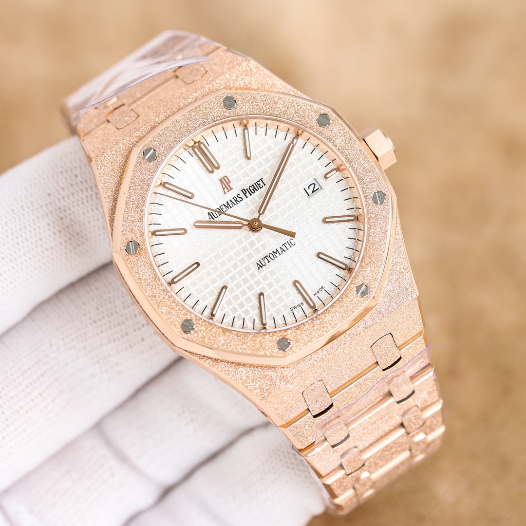 1900 gold +50
Audemars Piguet Royal Oak 15500V2, with the excess part of the movement deck removed to make it more hollowed-out -- reaching the pinnacle of steel watches -- powerfully defending the "Steel" king! [6 Subtleties]
1. Genuine disassembled mold