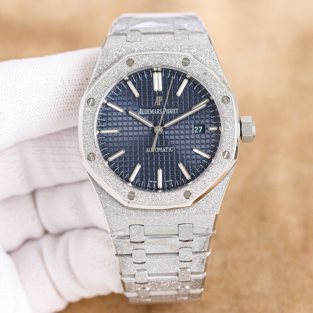 1900 gold +50
Audemars Piguet Royal Oak 15500V2, with the excess part of the movement deck removed to make it more hollowed-out -- reaching the pinnacle of steel watches -- powerfully defending the "Steel" king! [6 Subtleties]
1. Genuine disassembled mold