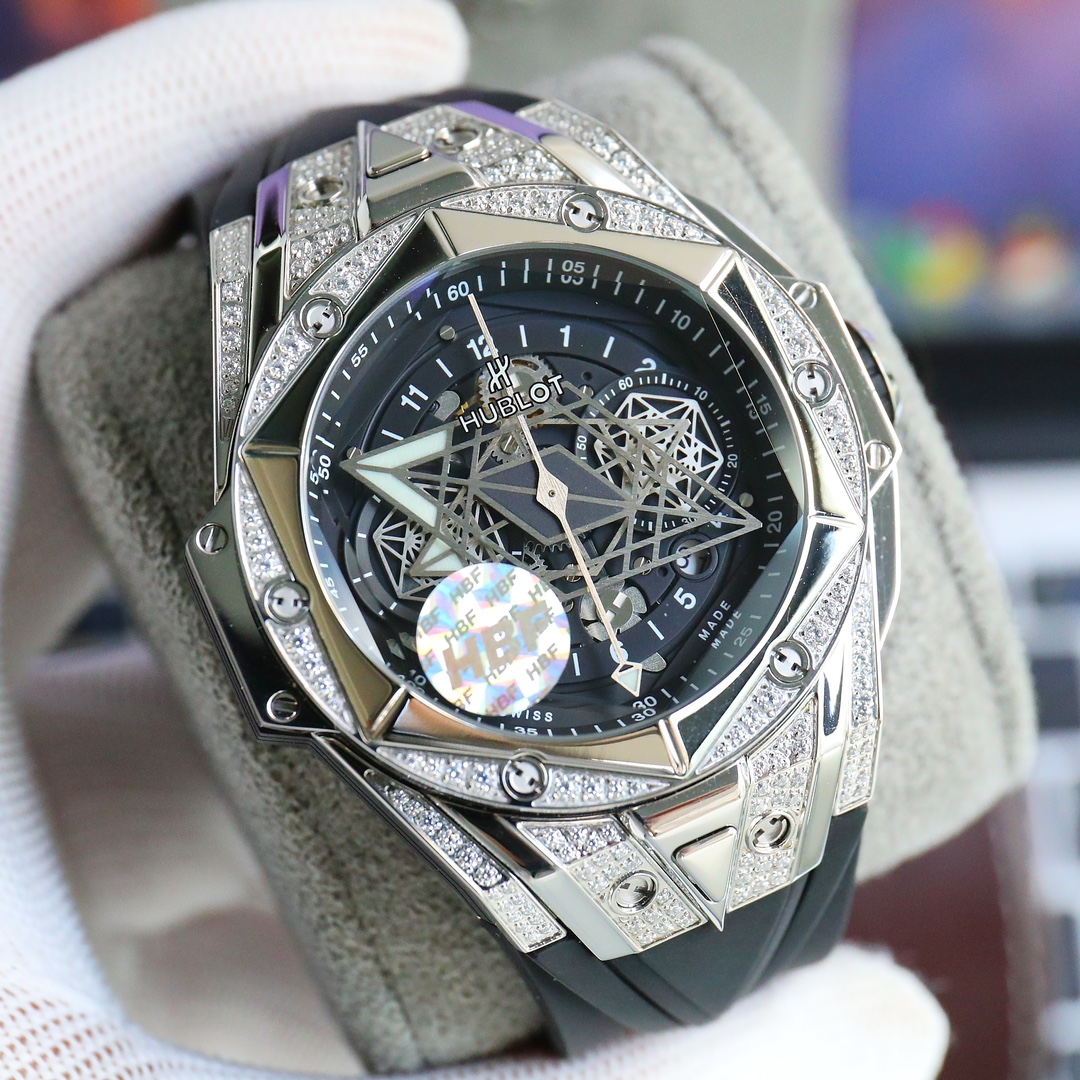 - 1700
HBF FACTORY HUBLOT
The new Big Bang Sang Bleu II tattoo watch, once again in collaboration with renowned tattoo studio Sang Bleu, presents another tattoo ll watch ingeniously conceived with geometric shapes, perfectly embodying the brand's ambition