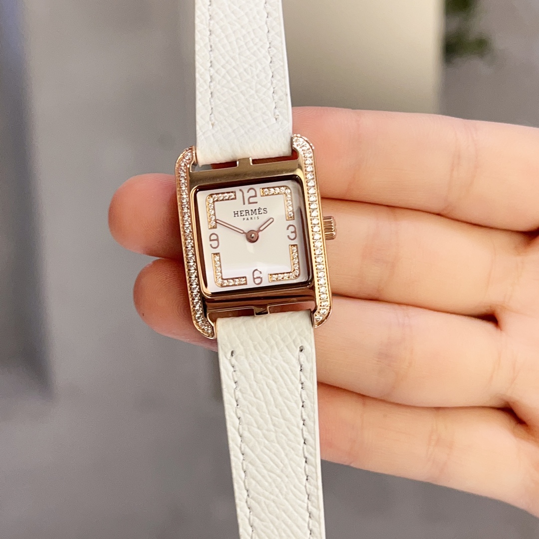 ?? Dial with diamond White diamond 380 Gold diamond 410
Hermes' HEURE H 'collection, the most classic H case, white natural enamel dial, hand-polished, really has no resistance to this kind of square dial watch. 316 stainless steel case, finely polished "