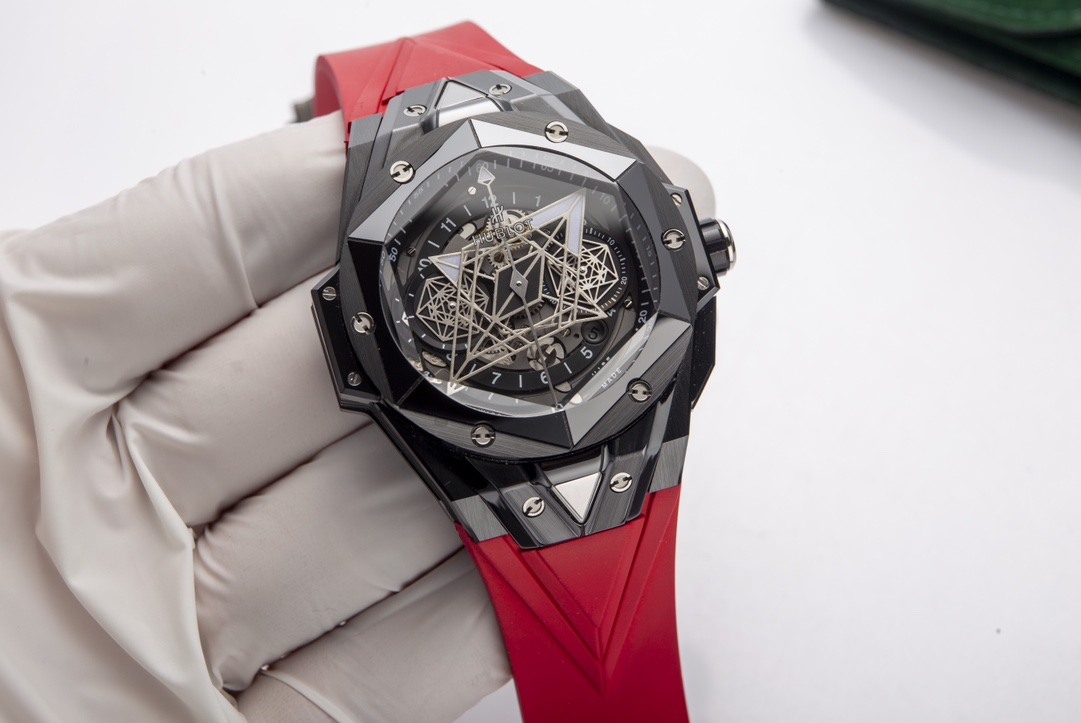 Black and White :2600. Green :2700.
HUBLOT Big Bang Sang Bleu II tattooed second generation watch. With the use of solid geometry and ingenious conception, it presents exquisite embossed effects and a perfect three-dimensional visual experience.

The cera