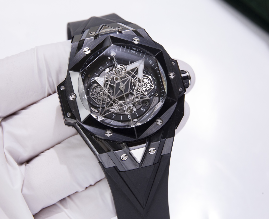 Black and White :2600. Green :2700.
HUBLOT Big Bang Sang Bleu II tattooed second generation watch. With the use of solid geometry and ingenious conception, it presents exquisite embossed effects and a perfect three-dimensional visual experience.

The cera