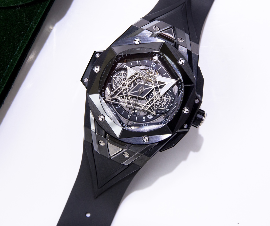 Black and White :2600. Green :2700.
HUBLOT Big Bang Sang Bleu II tattooed second generation watch. With the use of solid geometry and ingenious conception, it presents exquisite embossed effects and a perfect three-dimensional visual experience.

The cera