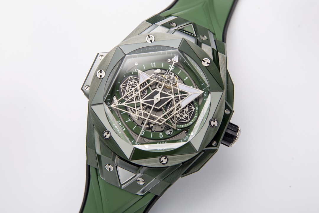 Black and White :2600. Green :2700.
HUBLOT Big Bang Sang Bleu II tattooed second generation watch. With the use of solid geometry and ingenious conception, it presents exquisite embossed effects and a perfect three-dimensional visual experience.

The cera