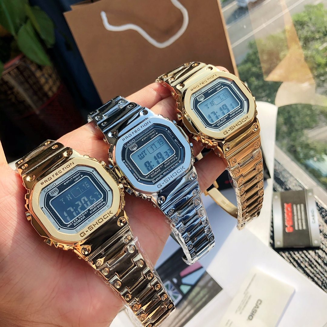 The 120 Casio GMW-B5000 35th Anniversary Square steel band watch has been polished and polished with great care, giving it a very high-end texture. After the classic G-Shock case is metallized, it exudes a futuristic and masculine vibe. (The highest versi