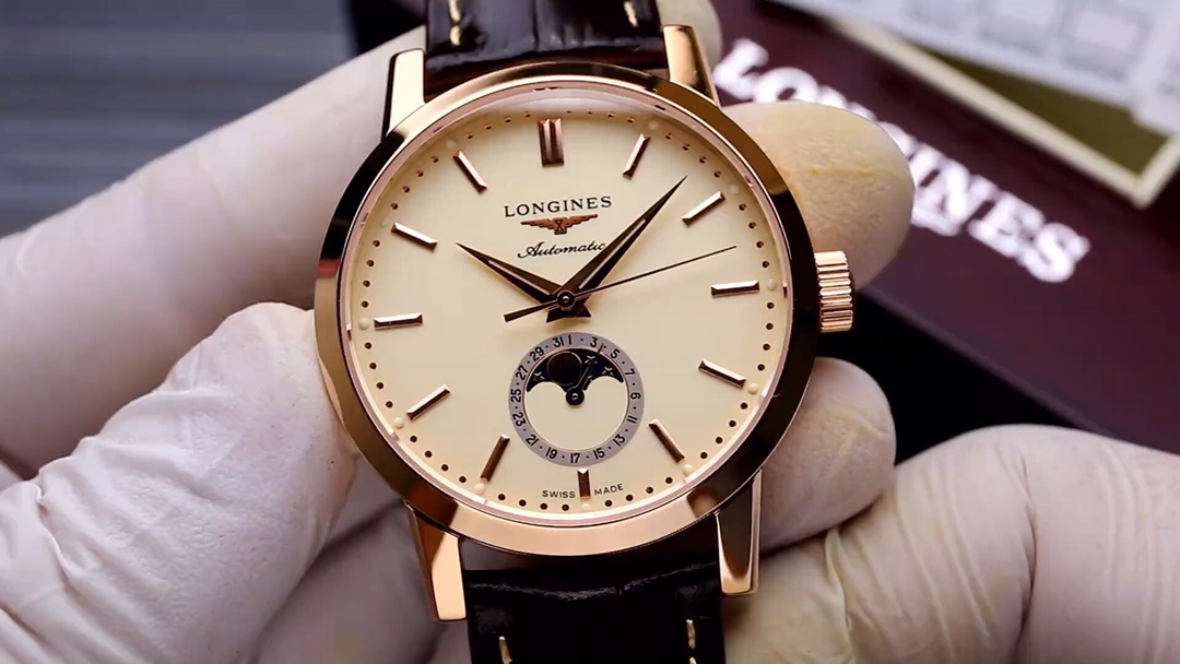 White :1000. Gold ?50.
Taiwan factory 's latest masterpiece Longines Classic Retro collection 1832 model: L4.826.4.92.2 Moon phase watch! Simple elegance exudes composure!
1. The watch size is 40x12mm. Without missing any detail, it meticulously reproduce
