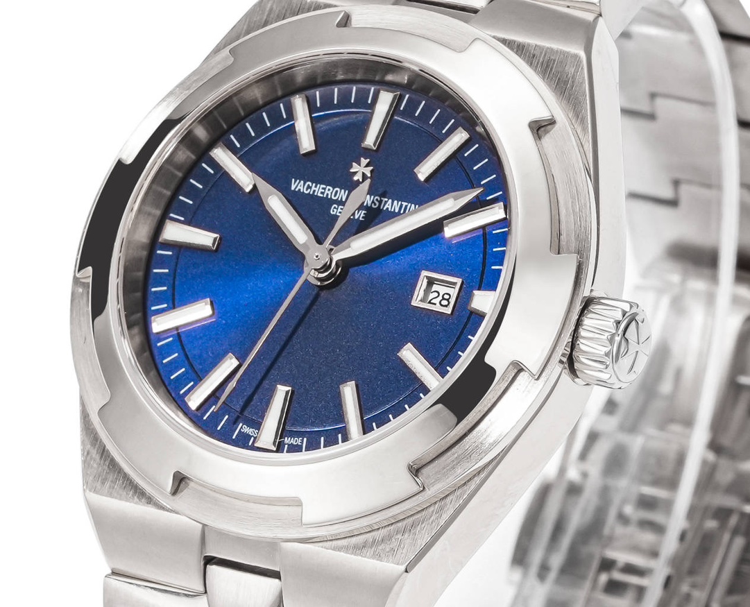 The new Overseas automatic watch for women, 35mm in diameter, with 9015 modified 1088/1 automatic movement, showcases a slim and light sporty style, like a delicate bracelet around the wrist. The watch features an integrated bracelet made up of thin Malte