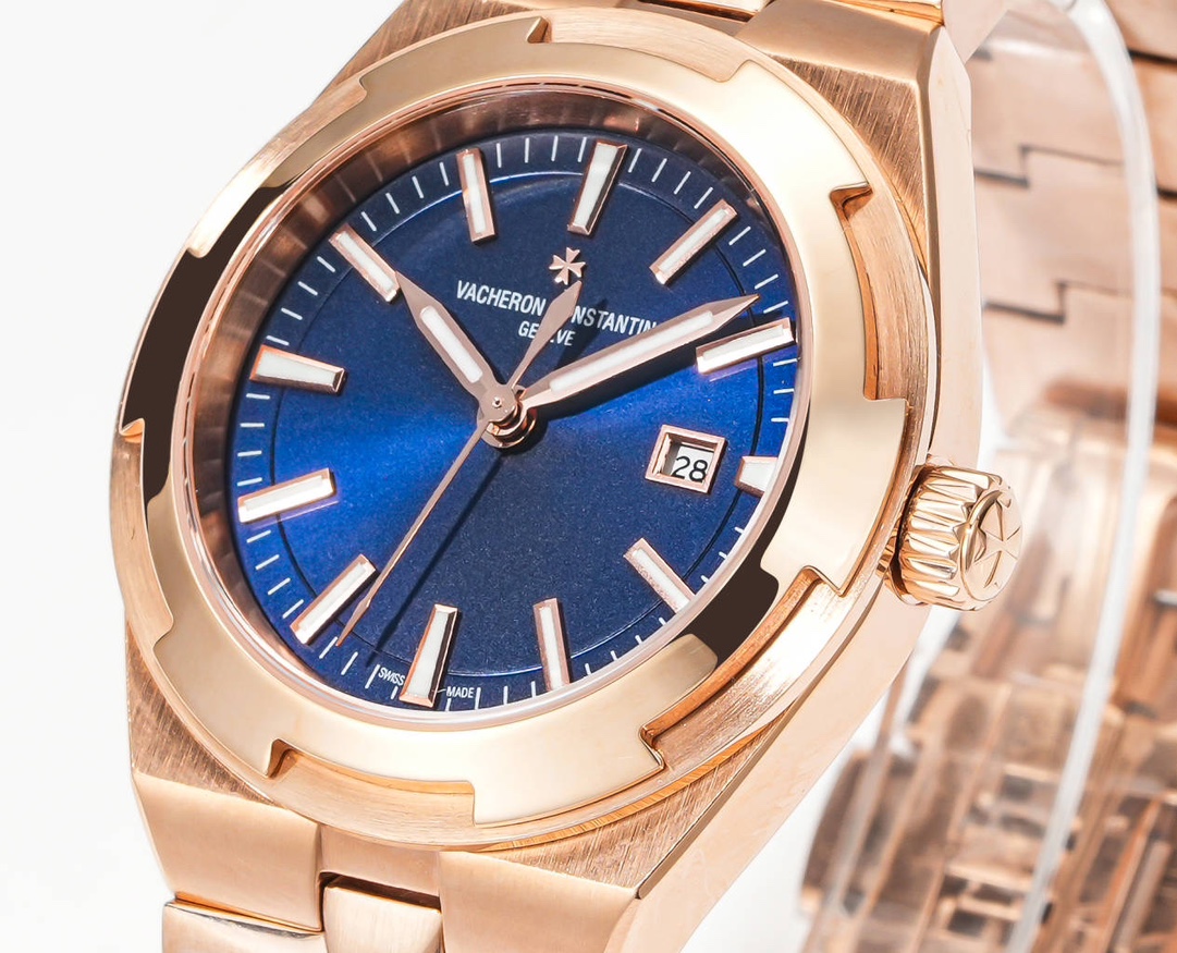 The new Overseas automatic watch for women, 35mm in diameter, with 9015 modified 1088/1 automatic movement, showcases a slim and light sporty style, like a delicate bracelet around the wrist. The watch features an integrated bracelet made up of thin Malte