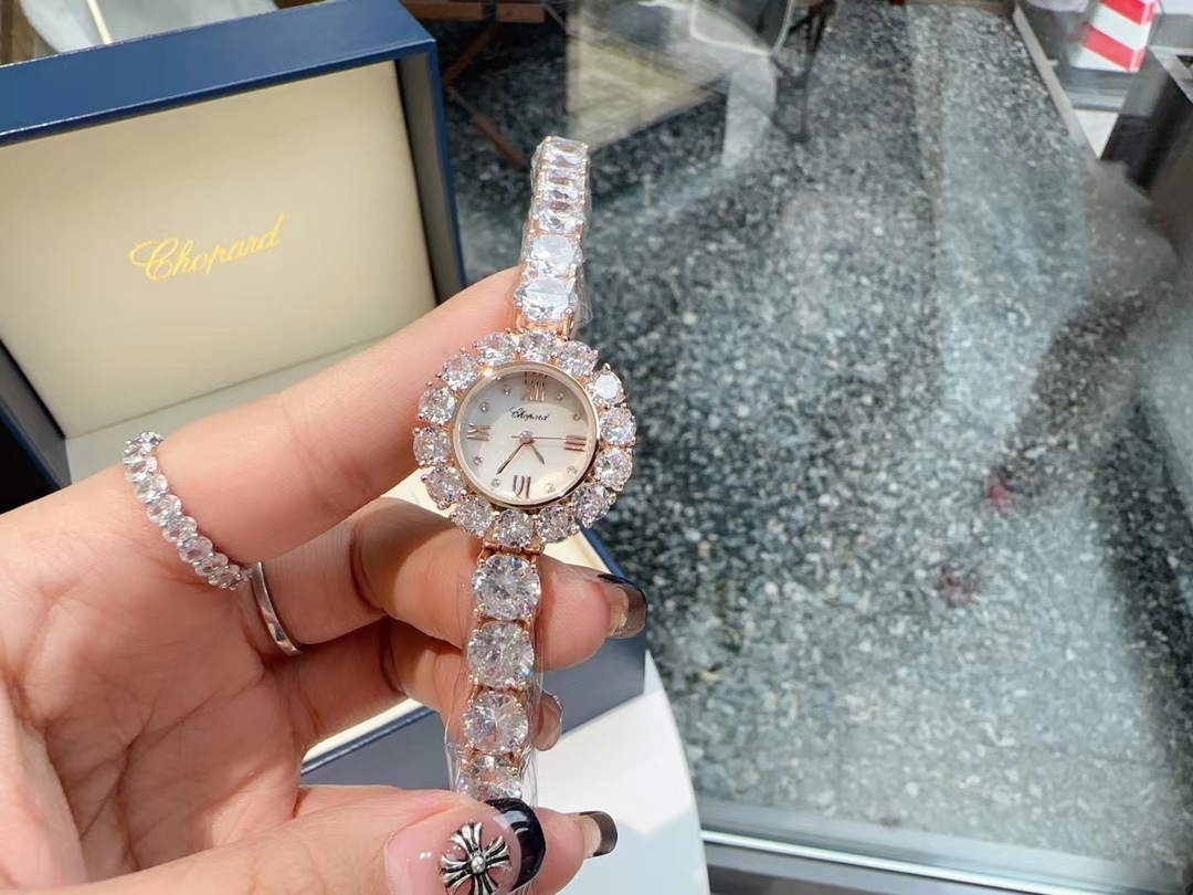 120 Chopard bracelet ??????, A super explosive WATCH IS A perfect BEAUTIFUL and charming watch has been recommended, simple and stylish with fashionable bracelet IS simply beautiful without words, many Internet celebrity recommended, Swarovski rhinestone 