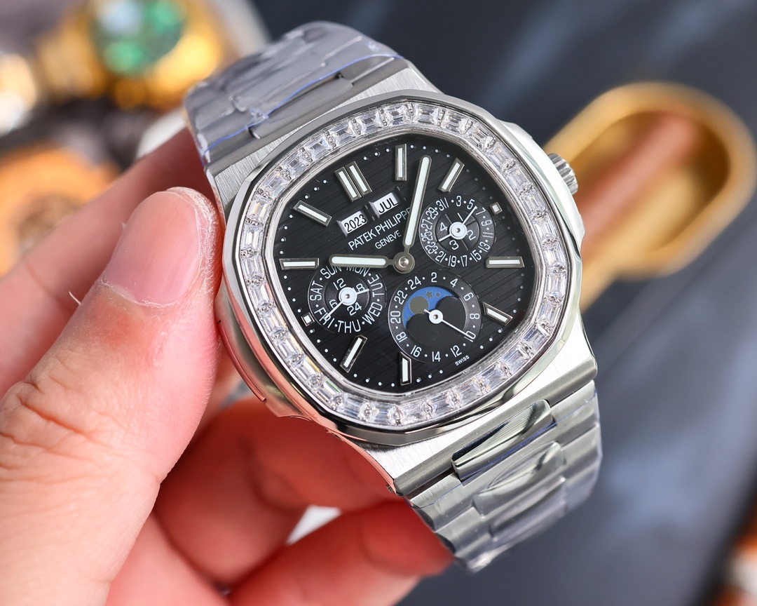 Patek Philippe 5740/1G-001 - The super-complex multi-functional Nautilus makes a grand debut, the first Nautilus complex watch ever launched, a casual sports watch crafted with super-complex craftsmanship.
1 ? Small size, big power: 40MM has the following