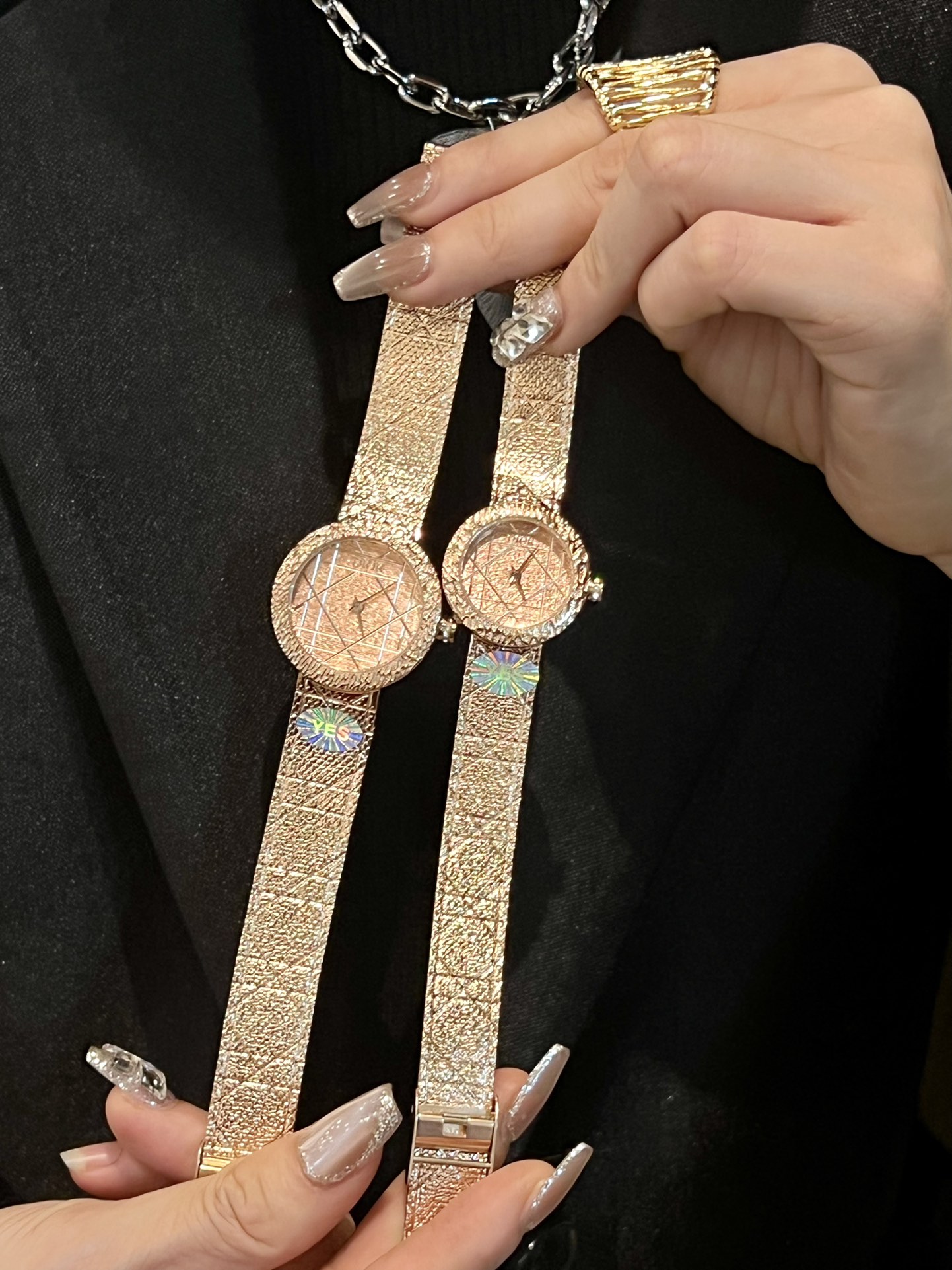240 Jin Bai ?? with DIOR LA D MY DIOR CD04111X1248 / CD04115X1251 series wrist watch. The elegant arc design, paired with two neat hands, makes it one of Dior's signature pieces with its minimalist style. With the classic tartan pattern, it tells the bran