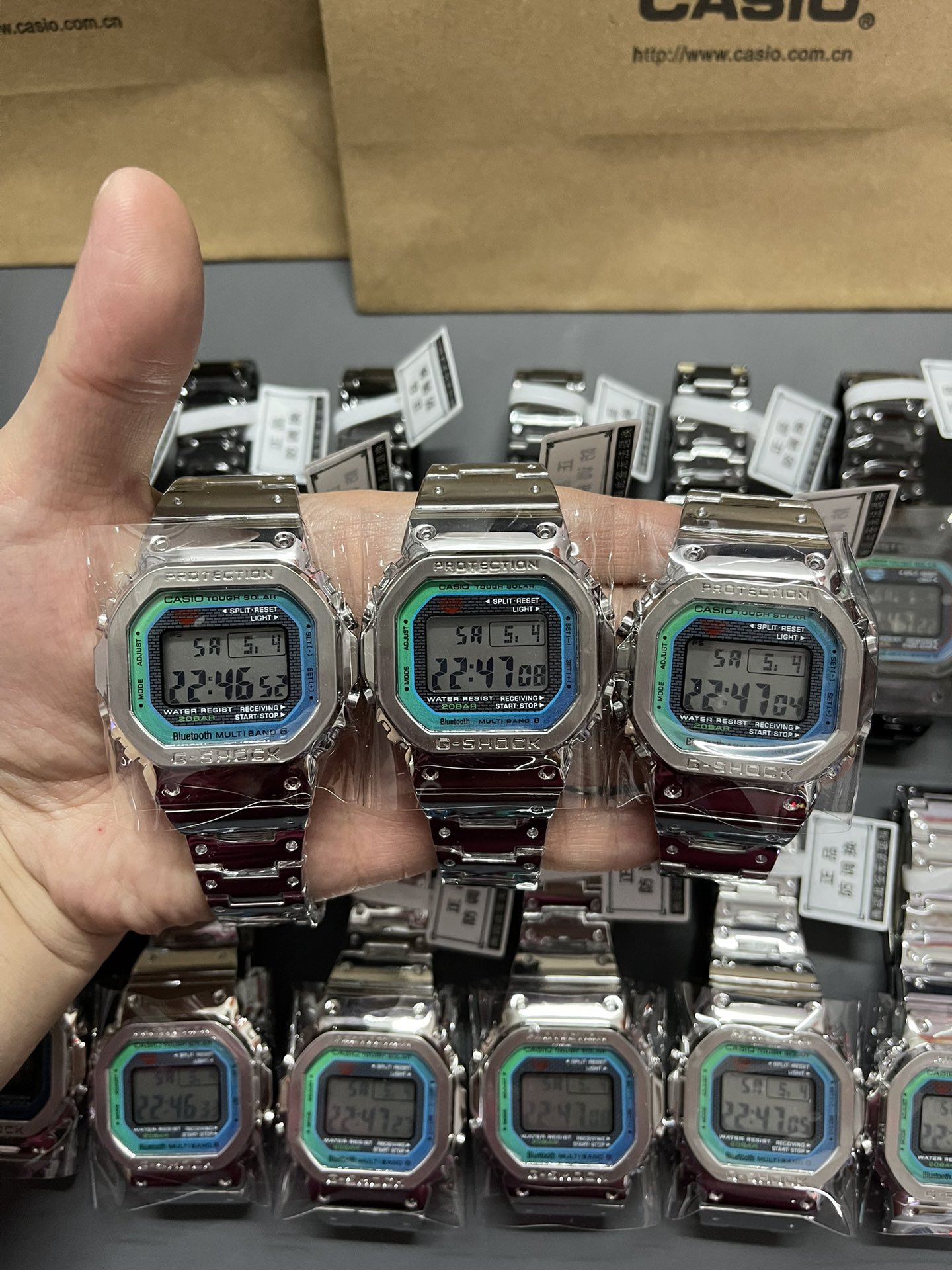 ??120 Gradient Ice Smurfs Steel Band Series
Model: GMW-B5000
Features: Solar, stopwatch (accurate to 1/1000 of a second) World Time, Countdown, alarm, intermittent alarm, automatic calendar, 45-degree automatic raised hand on Led lighting!
Stainless steel