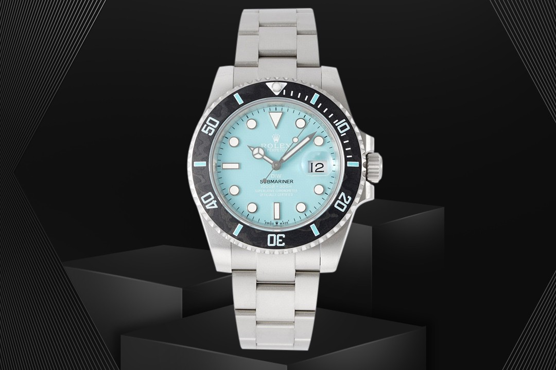 ??ROLEX
DIW Submariner PARAKEET
New custom Submariner, perfectly presented!
1: With a carbon fiber bezel, DIW gives the Submariner a different style, presenting a brand-new visual and tactile experience!
2: After countless modifications, the bezel with th