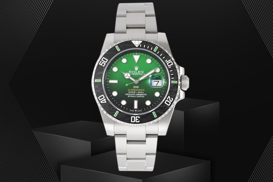 ??ROLEX
DIW Submariner PARAKEET
New custom Submariner, perfectly presented!
1: With a carbon fiber bezel, DIW gives the Submariner a different style, presenting a brand-new visual and tactile experience!
2: After countless modifications, the bezel with th