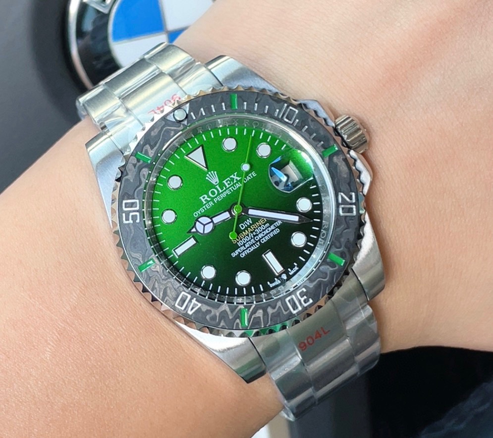 ??BOBO new product launch ?? ROLEX
DIW Submariner PARAKEET
New custom Submariner, perfectly presented!
1: With a specially customized carbon fiber bezel and gradient green dial, DIW gives the Submariner a different style, presenting a new visual and tacti